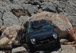 Αθηνών – Σουνίου: Αυτοκίνητο έπεσε σε γκρεμό 12 μέτρων στις «τρύπες του Καραμανλή» – Σοβαρά η οδηγός