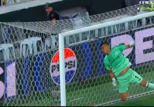 Τρομερή απόκρουση από τον Ιρφάν σε εκτέλεση φάουλ του Ακτούρκογλου (vid)