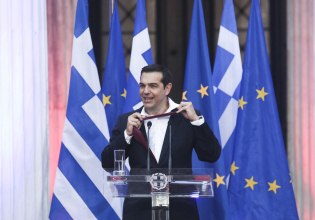 «Το καράβι ξεκόλλησε από τα βράχια» με τη συμφωνία για το χρέος που πέτυχε η κυβέρνηση Τσίπρα
