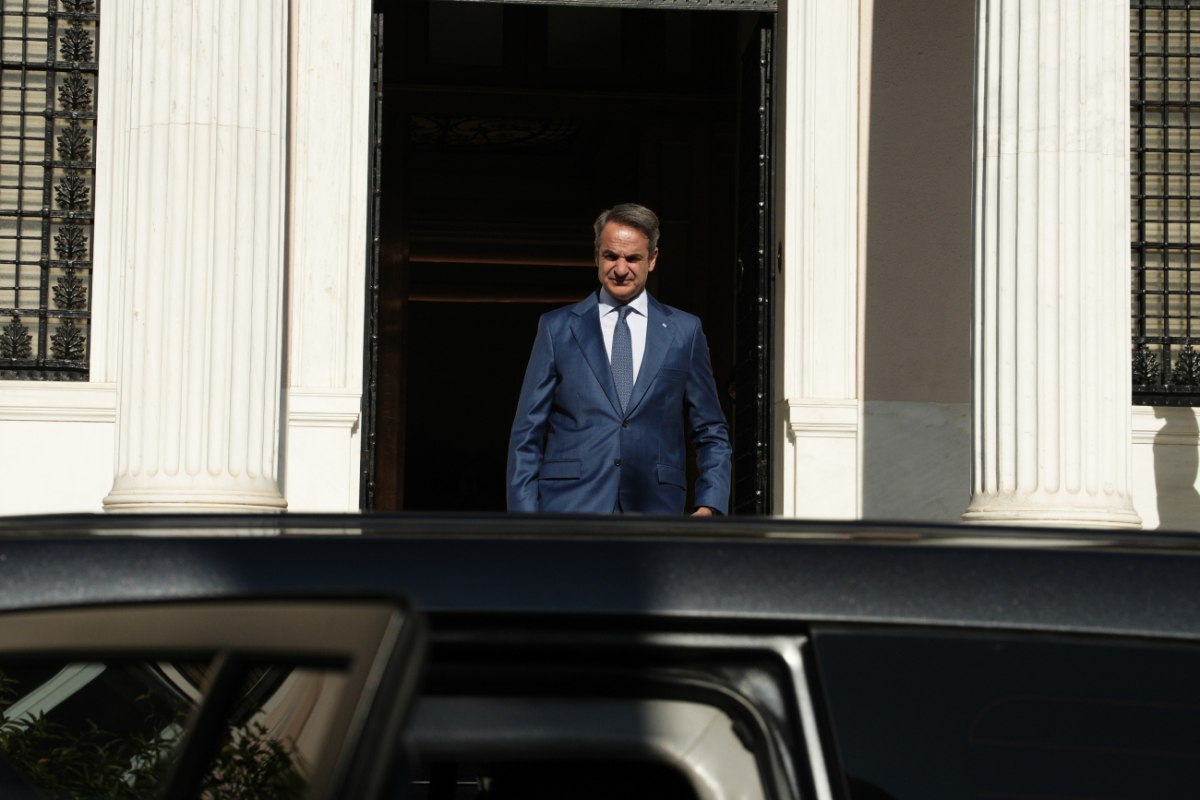 Πολύ βαθύ το ρήγμα της κυβέρνησης με την κοινωνία για να γεφυρωθεί με παροχές και τοξική πόλωση