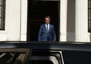 Πολύ βαθύ το ρήγμα της κυβέρνησης με την κοινωνία για να γεφυρωθεί με παροχές και τοξική πόλωση