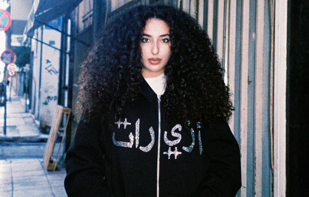 Η Γιασμίν Αλχαδέρ χτίζει γέφυρες ανάμεσα στην Ανατολή και τη Δύση με μια δόση βαλκανικής αλητείας