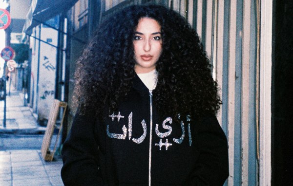 Η Γιασμίν Αλχαδέρ χτίζει γέφυρες ανάμεσα στην Ανατολή και τη Δύση με μια δόση βαλκανικής αλητείας