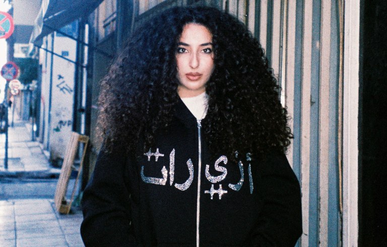 Η Γιασμίν Αλχαδέρ χτίζει γέφυρες ανάμεσα στην Ανατολή και τη Δύση με μια δόση βαλκανικής αλητείας