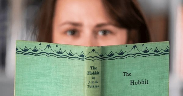 Ιερό δισκοπότηρο: Ασύλληπτα σπάνια πρώτη έκδοση του Χόμπιτ πουλήθηκε για ποσό-μαμούθ