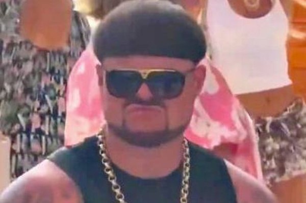 Ποιος είναι ο «Ibiza Final Boss» που έχει κατακλύσει το διαδίκτυο