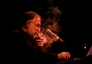 Το Μέγαρο Μουσικής τιμά τον Θάνο Μικρούτσικο με μια μεγάλη συναυλία στη Βόρεια Εύβοια