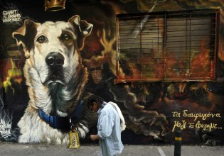 «Τα δακρυγόνα μαζί τα φάγαμε»: Λουκάνικος, ο σκύλος-σύμβολο των διαδηλώσεων στην Ελλάδα της κρίσης, γαβγίζει για πάντα