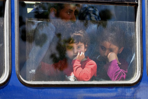 Μεταναστευτικό: Πώς οι αυστηροί νόμοι στην Ευρώπη κρατάνε τις οικογένειες χωρισμένες