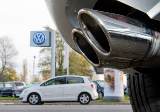 Οι αυτοκινητοβιομηχανίες αντιδρούν στους «ανέφικτους» στόχους της ΕΕ για τις εκπομπές άνθρακα