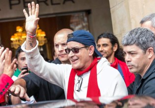 Η πτώση, οι εθισμοί και η θριαμβευτική επιστροφή: Ο αναγεννημένος Τσάρλι Σιν μιλάει για όλα