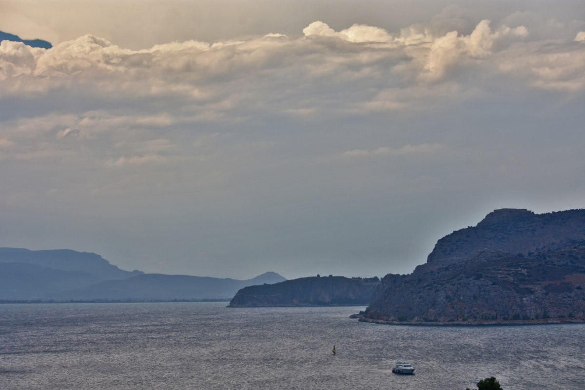 Αίθριος καιρός την Κυριακή, εξασθενούν οι άνεμοι – Πού θα βρέξει