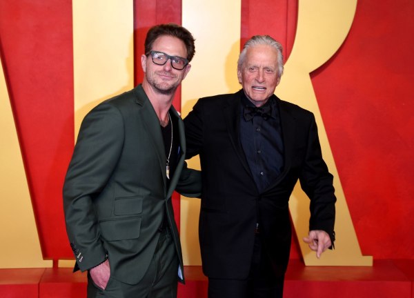 O Μάικλ Ντάγκλας και ο γιος του Κάμερον μαζί στη νέα ταινία «Looking Through Water» – Το πρώτο τρέιλερ