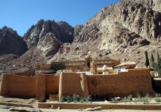 Σε «πολιορκία» η Μονή Σινά – Βίντεο ντοκουμέντο από τα πρωτοφανή επεισόδια