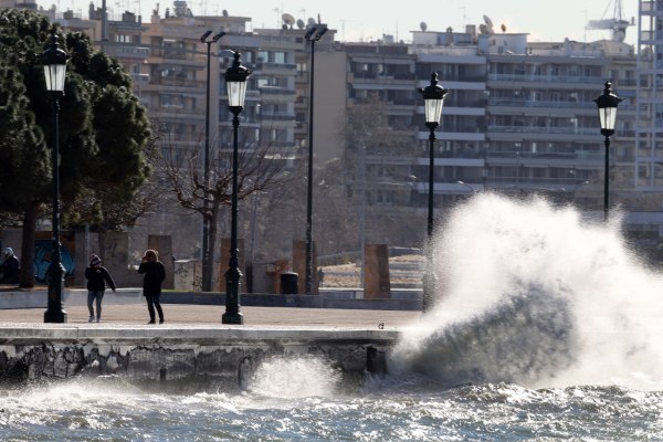 Καιρός: Εκτακτη συνεδρίαση της Επιτροπής Κινδύνου για τους ισχυρούς ανέμους – Εκλεισε και ο Εθνικός Κήπος
