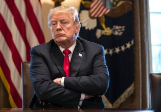 Σε «αναμμένα κάρβουνα» οι ευρωπαϊκές επιχειρήσεις – Τα κενά στη συμφωνία ΕΕ – ΗΠΑ