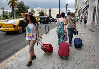 Τουρισμός: Το ελληνικό καλοκαίρι γίνεται «μακρύτερο»