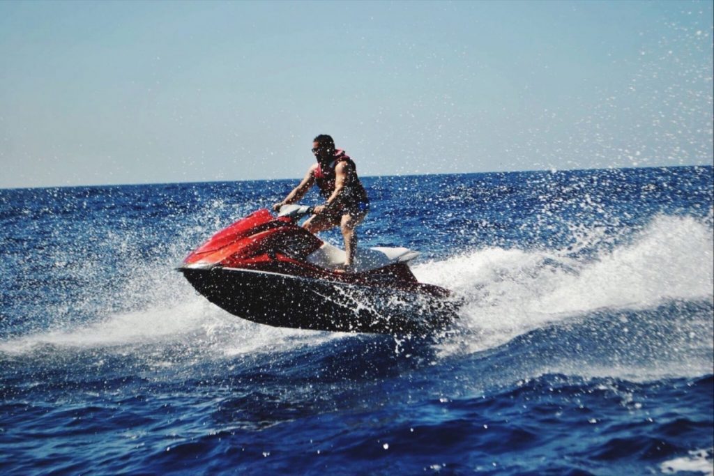 Κρήτη: Ατύχημα με jet ski – Στο νοσοκομείο 54χρονη τουρίστρια