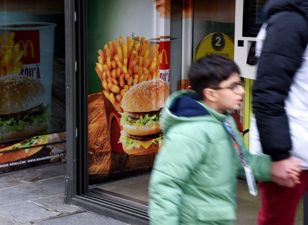 Πώς το ανθυγιεινό φαγητό βρέθηκε στο επίκεντρο μιας πολιτικής διαμάχης στη Γερμανία