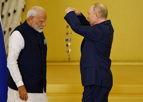 Η Ινδία θα συνεχίσει να αγοράζει ρωσικό πετρέλαιο – Παρά τις κυρώσεις του Τραμπ