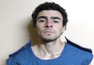 Η Έμα Στόουν εντοπίζει ομοιότητες μεταξύ του «Bugonia» και της υπόθεσης Λουίτζι Μαντζιόνε