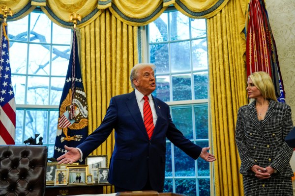 Ο Τραμπ, το «ναρκοπέδιο» Έπσταϊν και ο δύσκολος Σεπτέμβρης της Παμ Μπόντι