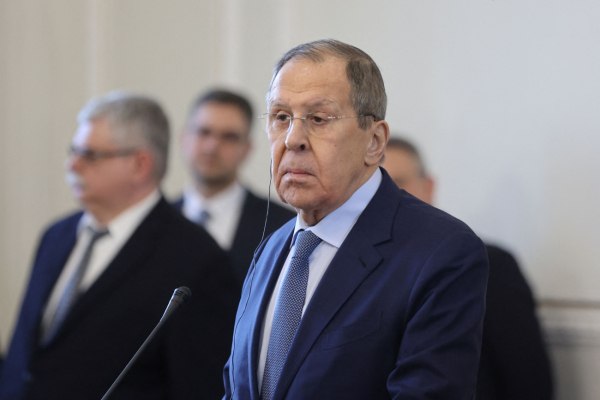 Σύνοδος ΗΠΑ – Ρωσία: Το φούτερ του Λαβρόφ προκάλεσε συζητήσεις στην Αλάσκα