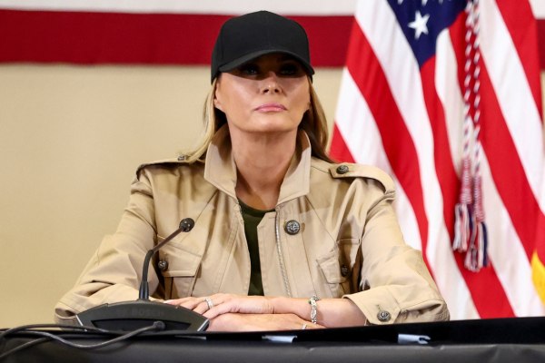 Πίσω από κάθε μεγάλο άντρα…: Η αυξανόμενη επιρροή της Μελάνια στον Ντόναλντ Τραμπ