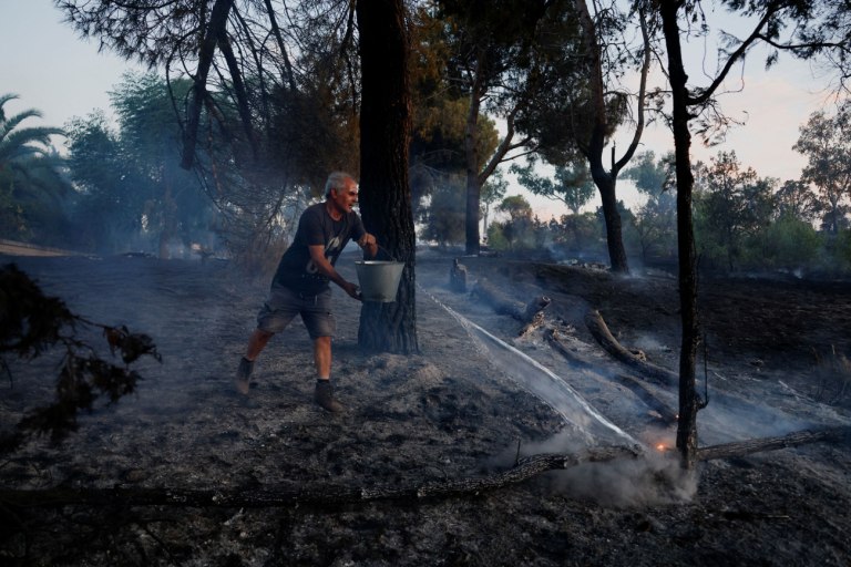 Ισπανία: Σε πύρινο κλοιό η χώρα – Περισσότεροι από 1.400 άνθρωποι εγκατέλειψαν τα σπίτια τους