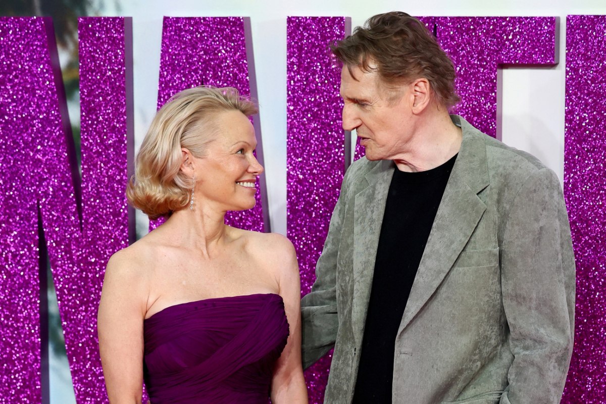 Ο Λίαμ Νίσον φιλάει την Πάμελα Άντερσον σε ένα χαριτωμένο διαφημιστικό βίντεο για το «Naked Gun»