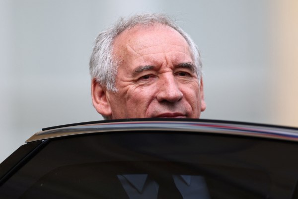 Εξόρμηση Μπαϊρού στο YouTube – Ελπίζει να πείσει τους Γάλλους ότι η λιτότητα είναι για το καλό τους