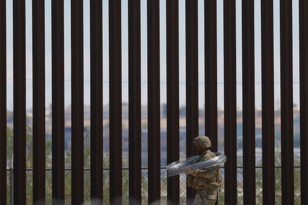 Μαύρο θα βαφτεί το τείχος στα σύνορα ΗΠΑ-Μεξικού για να γίνει απροσπέλαστο