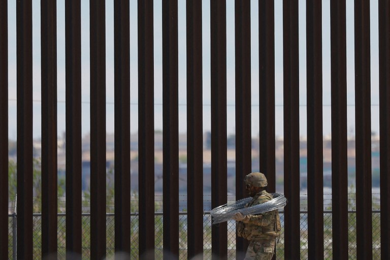 Μαύρο θα βαφτεί το τείχος στα σύνορα ΗΠΑ-Μεξικού για να γίνει απροσπέλαστο