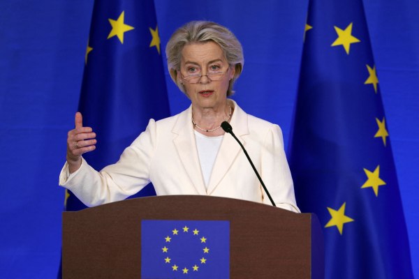 Pfizergate: Η Κομισιόν είχε εξετάσει τα μηνύματα της φον ντερ Λάιεν με τον Μπουρλά – Και επέτρεψε να χαθούν