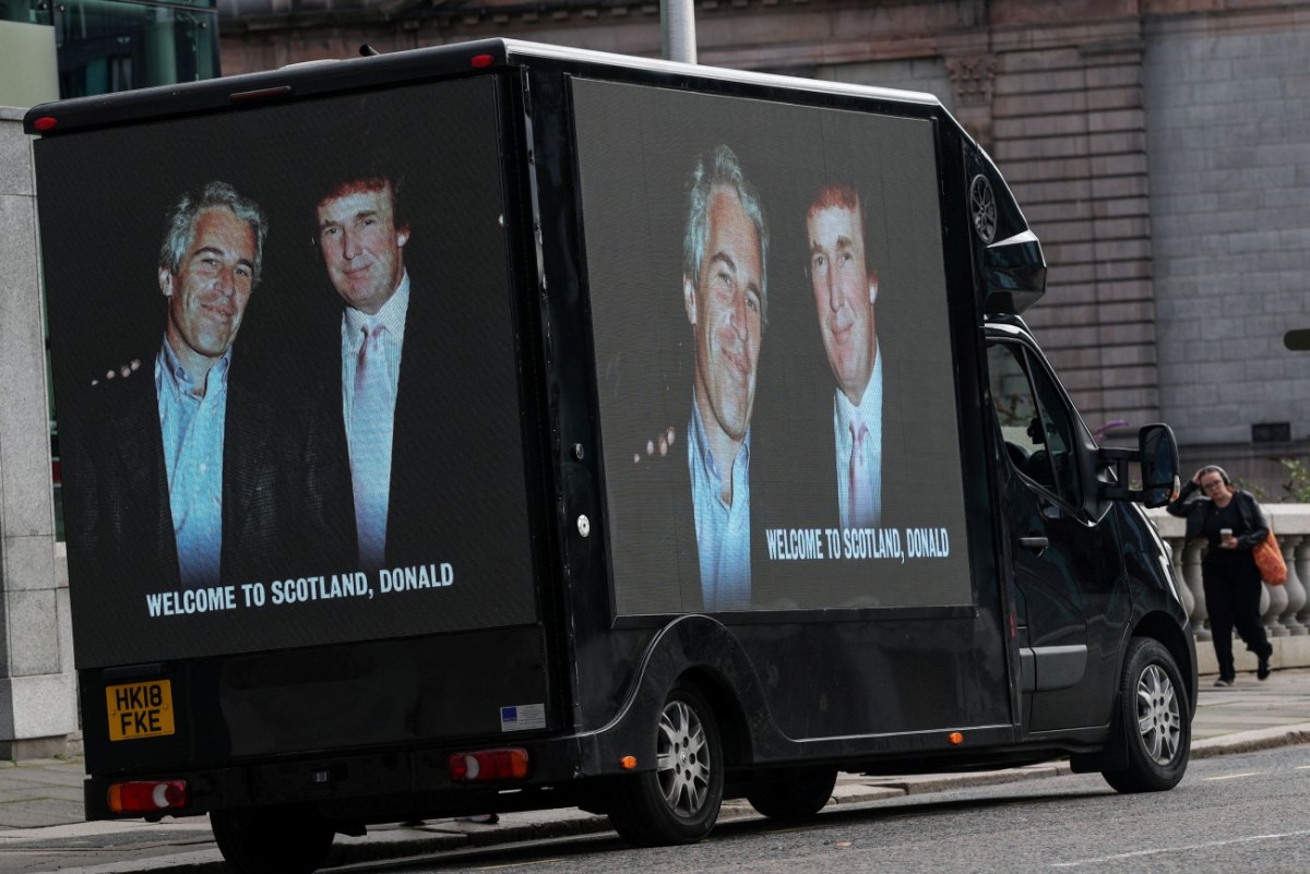 FBI: «Απάλειψε το όνομα του Τραμπ από τον φάκελο Επστάιν για λόγους προσωπικών δεδομένων»