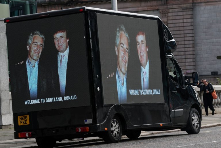 FBI: «Απάλειψε το όνομα του Τραμπ από τον φάκελο Επστάιν για λόγους προσωπικών δεδομένων»