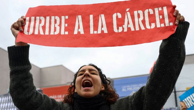 Κολομβία: Ο πρώην πρόεδρος Ουρίμπε καταδικάστηκε σε 12 χρόνια κατ’ οίκον περιορισμό για χρηματισμό μαρτύρων