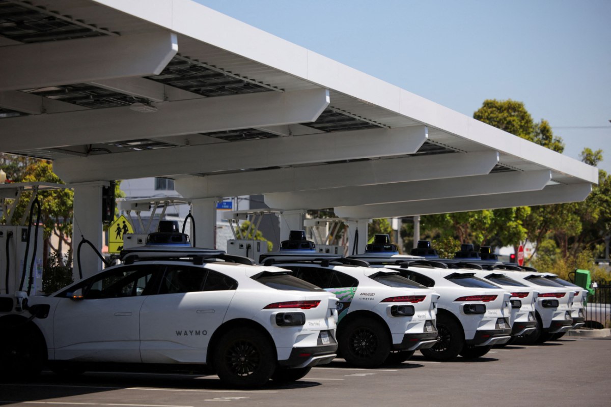 Έλον Μασκ: Τριπλή πρόκληση απειλεί να φρενάρει τα σχέδια του μεγιστάνα για τα Robotaxi