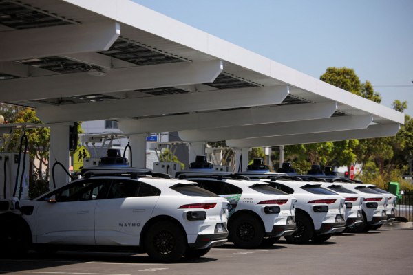 Έλον Μασκ: Τριπλή πρόκληση απειλεί να φρενάρει τα σχέδια του μεγιστάνα για τα Robotaxi