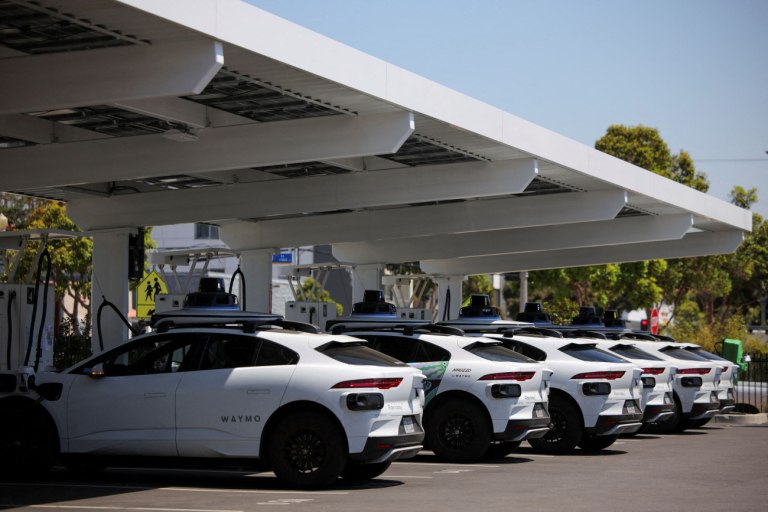 Έλον Μασκ: Τριπλή πρόκληση απειλεί να φρενάρει τα σχέδια του μεγιστάνα για τα Robotaxi