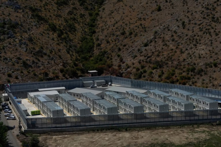 Το Δικαστήριο της ΕΕ αποφάνθηκε κατά της Ιταλίας για τα κέντρα κράτησης μεταναστών στην Αλβανία