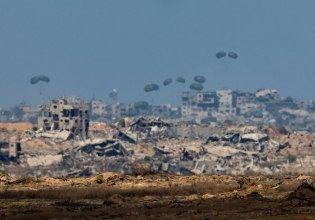 Γάζα: Γερμανία, Ισπανία και Γαλλία έριξαν τρόφιμα από αέρος – Τη διανομή μέσω χερσαίων διαδρομών ζητά ο ΟΗΕ
