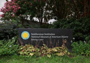 Ειδικοί τέχνης απαντούν στον Τραμπ: «Όταν οι κυβερνήσεις αστυνομεύουν τα μουσεία, αστυνομεύουν τη φαντασία»