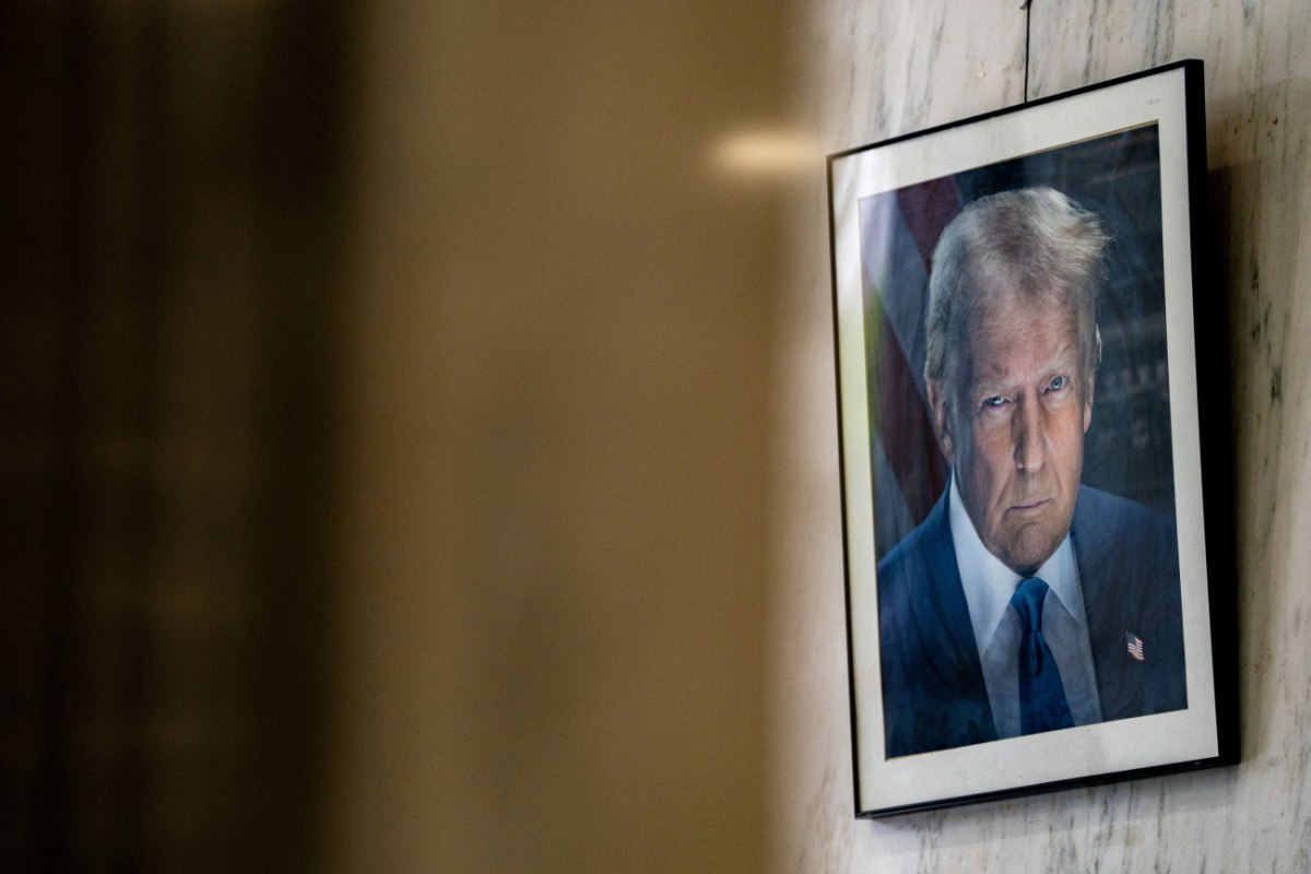 Τραμπ: Ρώσικη ρουλέτα με τους δασμούς – Το χαοτικό παρασκήνιο των διαπραγματεύσεων