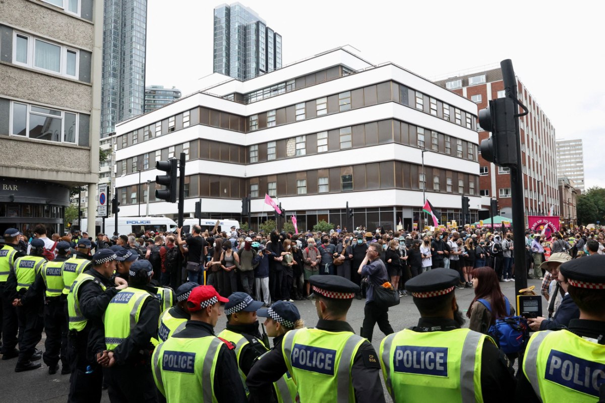 Βρετανία: Συγκρούσεις κατά τη διάρκεια διαδηλώσεων κατά των μεταναστών σε Μάντσεστερ και Λονδίνο