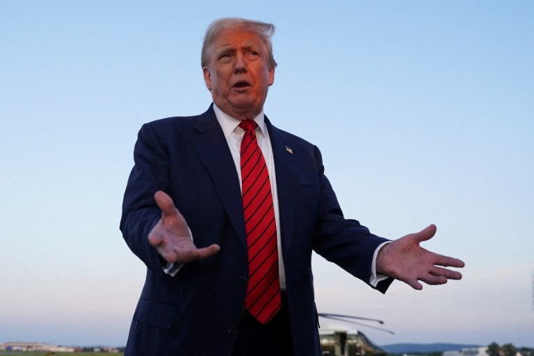 Ο Τραμπ λέει ότι οι ΗΠΑ θα αυξήσουν τους δασμούς στην Ινδία για τις αγορές ρωσικού πετρελαίου