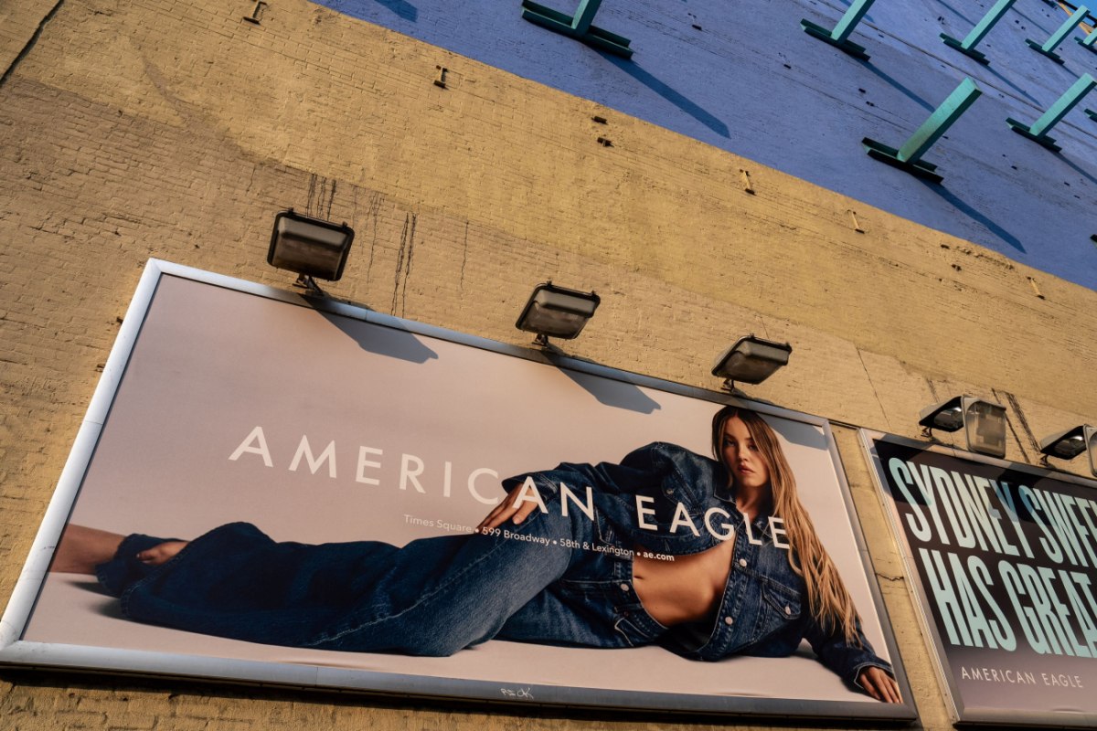 American Eagle: Πώς μια διαφήμισή της προκάλεσε τον Τραμπ και επηρέασε την αγορά