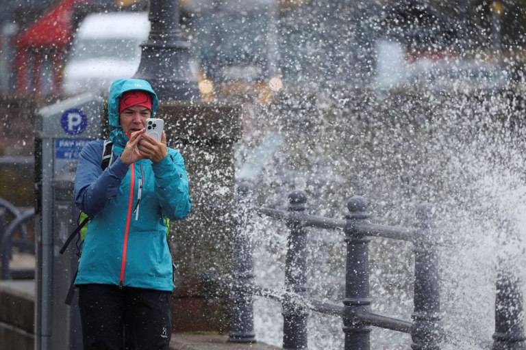 Η καταιγίδα Floris πλήττει με σφοδρότητα την Σκωτία – Εκδόθηκε «πορτοκαλί» συναγερμός