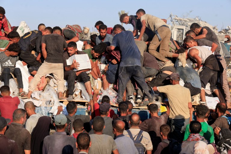 Γάζα: Είκοσι νεκροί από ανατροπή φορτηγού που μετέφερε τρόφιμα μέσα σε πλήθος