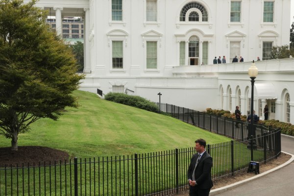 Ο Τραμπ έκανε αστεία για εγκατάσταση «πυρηνικών πυραύλων» στη στέγη του Λευκού Οίκου